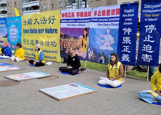 Image for article Poland: Falun Dafa Practitioners Call to End the Persecution in Front of Chinese Consulate and Embassy