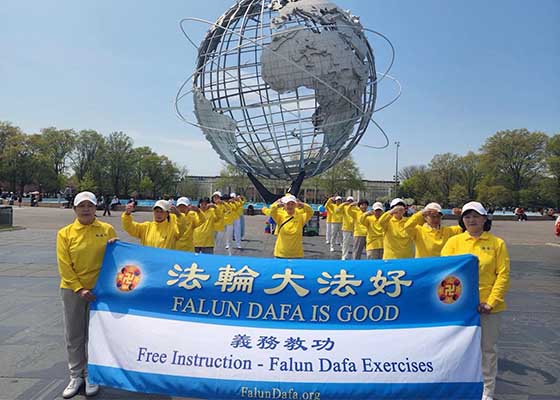 Image for article Flushing, New York: Volunteeers at a Daily Falun Dafa Information Booth Celebrate World Falun Dafa Day
