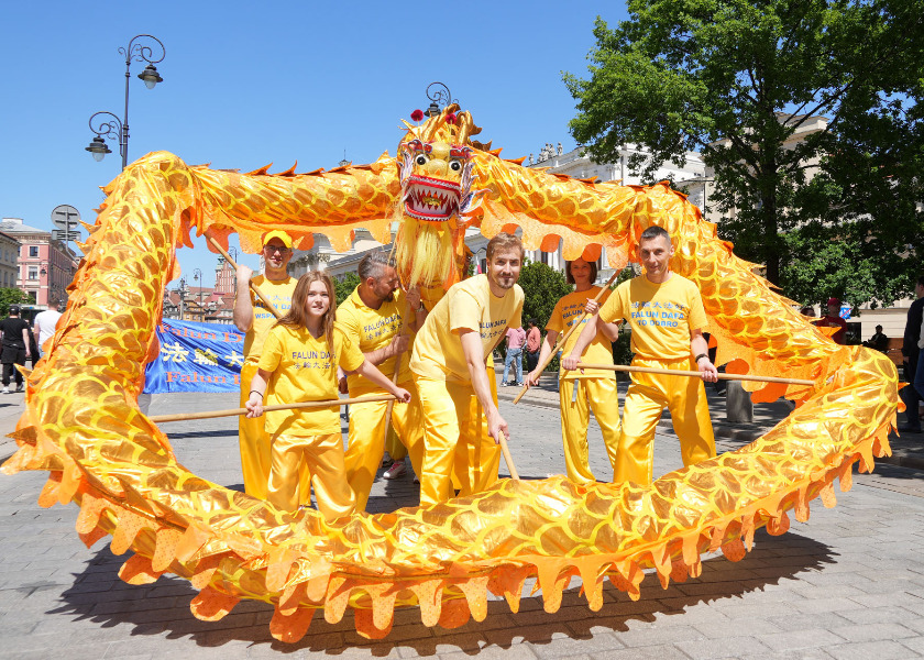 Image for article Warsaw, Poland: Group Practice and Parade Celebrate World Falun Dafa Day