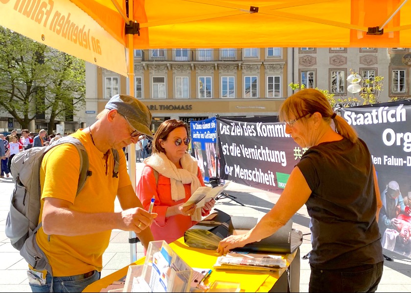 Image for article Munich, Germany: Collecting Signatures Against the Persecution