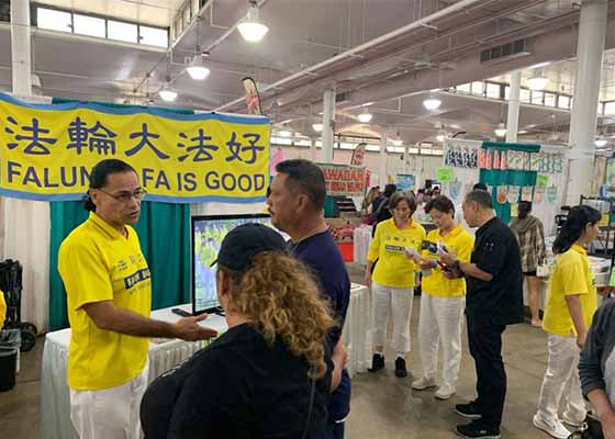Image for article Hawaii, US: Practitioners Introduce Falun Dafa to Visitors at the Spring Expo