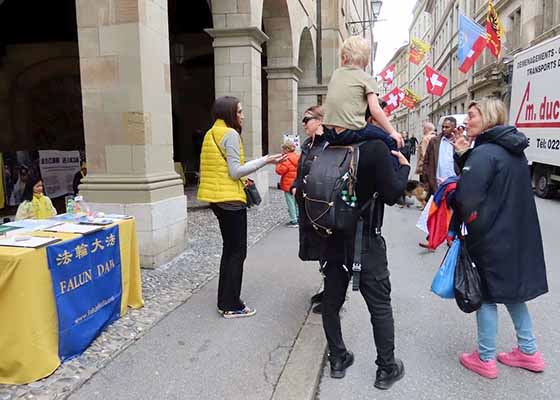 Image for article Geneva, Switzerland: City Council Members Support Falun Dafa Practitioners at Event Marking April 25 Appeal