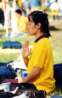 Falun Dafa practitioner sending forth righteous thoughts in Houston, Texas, appealing for the persecution of Falun Dafa to end.
        
        