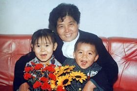 陈子秀生前和两个孙儿的合影