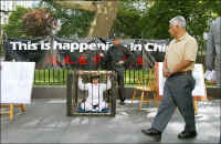 2004-9-29-protestNYC9_23.jpg (102667 bytes)