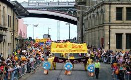 英国爱丁堡艺术节大游行上的法轮功队伍