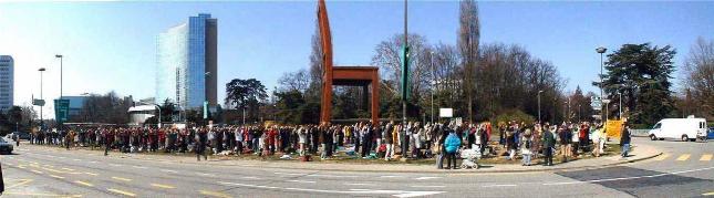二零零零年三月，来自世界各地的法轮功学员在瑞士日内瓦的联合国大门前集体炼功