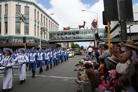 二零零八年圣诞节期间，天国乐团应邀参加新西兰各地的圣诞游行，把法轮大法“真善忍”的福音带给人们。