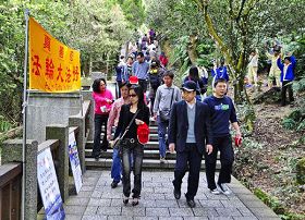 日月潭玄光寺拾阶而上可见各式法轮功真相横幅展板及材料。