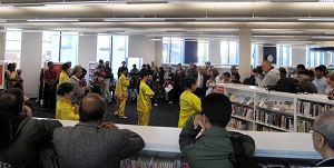 法轮功学员在卡迪夫市中心一图书馆表演法轮功五套功法