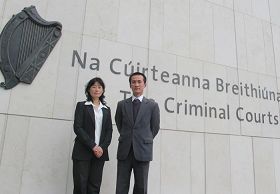 '二零一零年九月二十七日，起诉李长春的原告戴志珍和爱尔兰法轮大法协会代表赵明在爱尔兰刑事法庭。'
