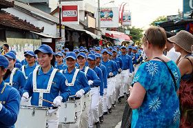 '亚太天国乐团参加印尼峇厘岛游行，备受欢迎'