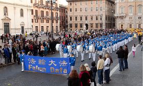 法轮功学员的游行队伍从罗马真言之口广场出发