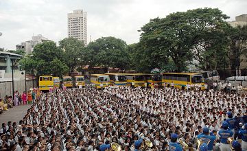 法轮功学员组成的亚太天国乐团应邀在印度千所绩优学校校长年会、联谊晚会与多所私立学校中演出，获得观众热烈回响。