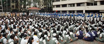 法轮功学员组成的亚太天国乐团应邀在印度千所绩优学校校长年会、联谊晚会与多所私立学校中演出，获得观众热烈回响。