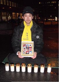 法轮功学员郭居峰用烛光悼念他被中共迫害去世的九名同修