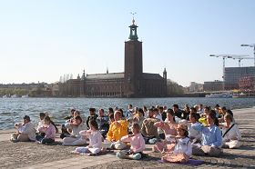 纪念“四•二五”和平上访十周年之际，法轮功学员在斯德哥尔摩市政厅前炼功