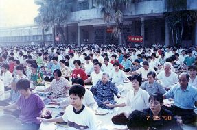 1998年7月25日，梅州市法轮功学员在梅州市城区东校场体育馆外集体炼功