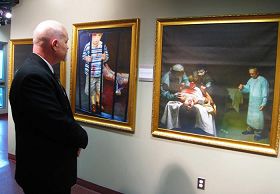 市议员罗伯·麦斯森观看油画《苏家屯的罪恶》