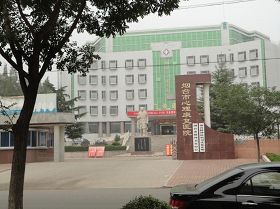 莱阳市精神病院正门，门前挂着“烟台市心理康复医院”的牌子。