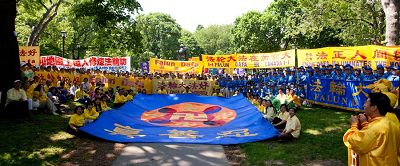 '二零一零年五月二十三日，约千名法轮功学员在多伦多皇后公园举行了盛大的庆祝集会及游行活动，庆祝法轮大法弘传世界。'