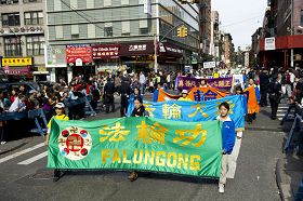 2011-10-17-minghui-newyork-parade-11--ss.jpg