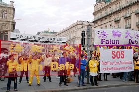 2011-10-31-minghui-vienna-protest--ss.jpg