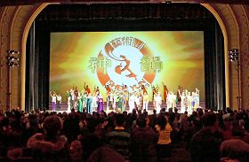 二月十九日晚，神韵纽约艺术团在纽约州罗切斯特大剧院的两场巡演圆满落幕