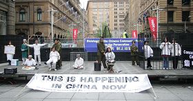 在马丁广场揭露中共酷刑迫害法轮功学员
