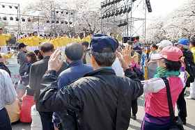 法轮功学员四月十七日周日在樱花节上做功法演示，观众现场学习