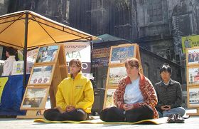 '法轮功学员在维也纳市中心的史地文大教堂广场庆祝第十二届世界法轮大法日'