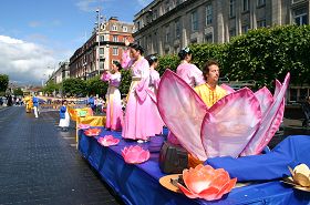 爱尔兰法轮功学员在都柏林举行了游行活动来欢庆这一节日