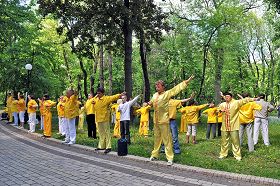 庆祝第十二届世界法轮大法日，乌克兰法轮功学员在中使馆前集体炼功。