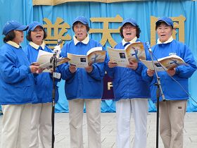 常年在唐人街讲真相的老年大法弟子在演唱《给你希望的路》。