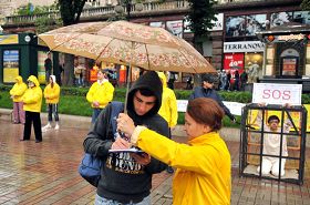 法轮功学员在基辅市中心揭露中共迫害，人们纷纷签名声援反迫害