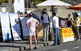 人们认真地阅读法轮功真相展板