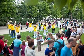 法轮大法学员成为比利时国庆日皇家公园的亮点