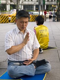 陈可仁在台北一零一景点发正念