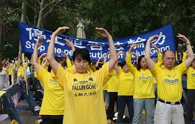 2011-9-27-minghui-un-protest-ny2-01--ss.jpg