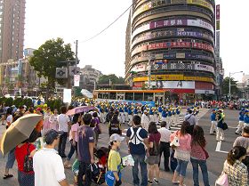 市民观看“声援一亿中国人三退”大游行活动
