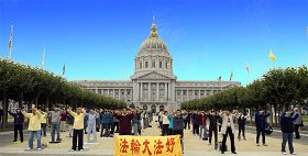 劳动节长周末，法轮功学员在旧金山市政厅广场集体炼功
