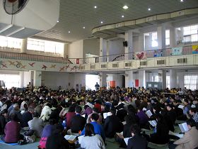'台湾中区法轮功学员在大礼堂集体学法交流。'