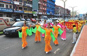 仙女队翩翩起舞，为传统佳节增添喜庆气氛。