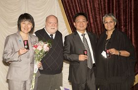Image for article Canada: Les directeurs de New Tang Dynasty TV & Epoch Times reçoivent la médaille du jubilé pour leur dénonciation des violations des droits de l’homme en Chine