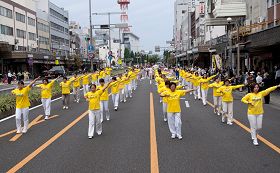 法轮功学员在“第五十六届岐阜信长节”的游行活动中进行法轮功的功法表演