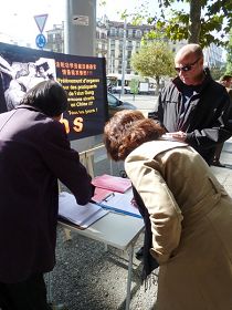 瑞士学员在多个城市征集反迫害签名