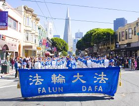 Image for article San Francisco: des touristes chinois étonnés par la prestation du Falun Gong lors du défilé du Colombus Day (Photos)