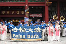 十月八日，天国乐团在国际通商店街、知名特产店前演奏。