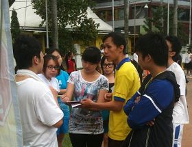 棉兰独立公园里，法轮功学员向民众讲真相，征集签名