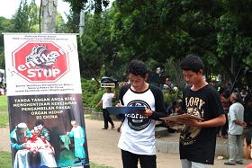'巴厘岛民众积极签名支持法轮功学员'